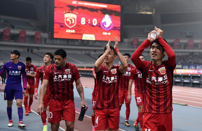 何超出场 何超出场